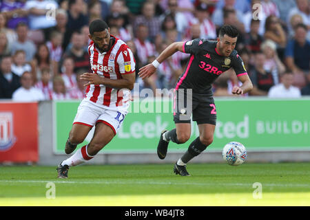 Stoke on Trent, Regno Unito. 24 Ago, 2019. Leeds United centrocampista Jack Harrison (22) si allontana dalla Stoke City defender Cameron Carter-Vickers (12) durante il cielo EFL scommessa match del campionato tra Stoke City e Leeds United a Bet365 Stadium, Stoke-on-Trent, in Inghilterra il 24 agosto 2019. Foto di Jurek Biegus. Solo uso editoriale, è richiesta una licenza per uso commerciale. Nessun uso in scommesse, giochi o un singolo giocatore/club/league pubblicazioni. Credit: UK Sports Pics Ltd/Alamy Live News Foto Stock