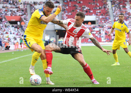 Sunderland, Regno Unito. 24 Ago, 2019. Sunderland's Chris Maguire compete per la sfera durante la scommessa del Cielo lega 1 corrispondenza tra Sunderland e AFC Wimbledon presso lo stadio di luce, Sunderland sabato 24 agosto 2019. (Credit: Steven Hadlow | MI News) solo uso editoriale, è richiesta una licenza per uso commerciale. Nessun uso in scommesse, giochi o un singolo giocatore/club/league pubblicazioni. La fotografia può essere utilizzata solo per il giornale e/o rivista scopi editoriali: Credito MI News & Sport /Alamy Live News Foto Stock