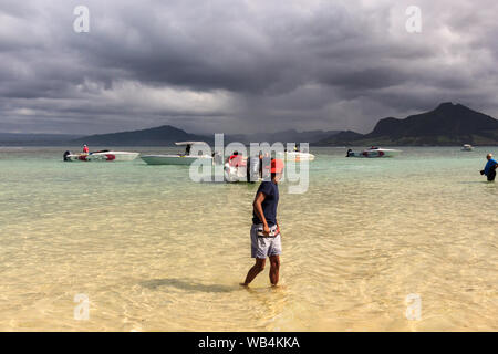 Ile aux Phare, Mauritius, 6 juli 2019 - Orologi turistiche come una tempesta si avvicina Foto Stock