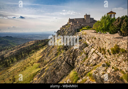 Castelo, castello medievale sulla rupe di quarzite in Marvão, Serra de Sao Mamede parco naturale, distretto di Portalegre, Alto Alentejo, Portogallo Foto Stock