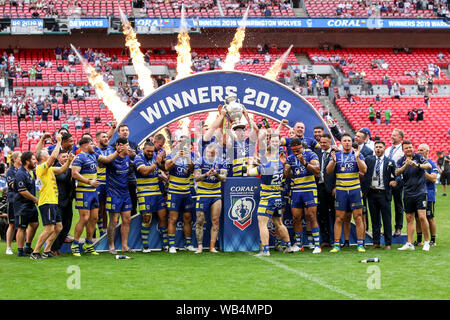 Londra, Regno Unito. 24 Ago, 2019. Warrington lupi sollevare il Challenge Cup finale durante la Ladbrokes Challenge Cup match finale tra St Helens e Warrington lupi allo Stadio di Wembley a Londra, Inghilterra il 24 agosto 2019. Foto di Ken scintille. Solo uso editoriale, è richiesta una licenza per uso commerciale. Nessun uso in scommesse, giochi o un singolo giocatore/club/league pubblicazioni. Credit: UK Sports Pics Ltd/Alamy Live News Foto Stock