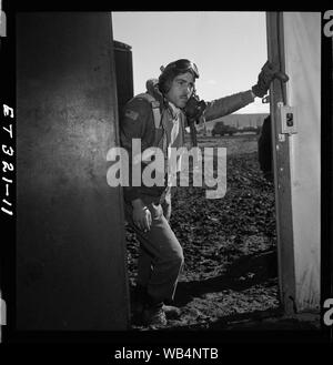 [Ritratto di Tuskegee airman Edward M. Thomas, in piedi]; fotografia mostra Tuskegee airman Edward M. Thomas di Chicago, IL, classe 43-J. Ramitelli, Italia, marzo 1945. (Fonte: Tuskegee aviatori 332Fighter gruppo piloti). Foto Stock