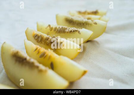 Un gruppo di illuminati metà di melone. stagionali estivi frutti Foto Stock