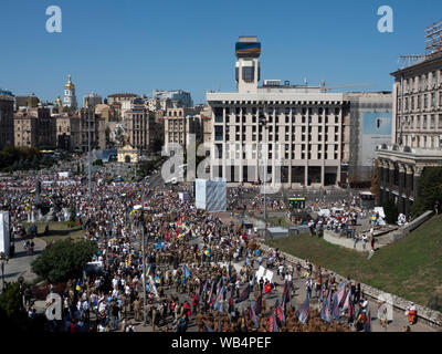 Decine di migliaia di ucraini è venuto a salutare i veterani del Maidan. Il marzo di difensori al ventottesimo anniversario del giorno dell'indipendenza dell'Ucraina ha avuto luogo a Kiev. Oltre 12 mila persone hanno preso parte ad esso: veterani, volontari e le famiglie di coloro che sono morti nella guerra contro l'aggressore russo in Ucraina orientale. Inoltre, più di 55.000 persone hanno partecipato alla celebrazione del Giorno di indipendenza nella capitale dell'Ucraina. Foto Stock