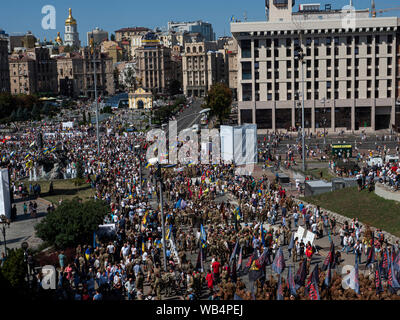 Decine di migliaia di ucraini è venuto a salutare i veterani del Maidan. Il marzo di difensori al ventottesimo anniversario del giorno dell'indipendenza dell'Ucraina ha avuto luogo a Kiev. Oltre 12 mila persone hanno preso parte ad esso: veterani, volontari e le famiglie di coloro che sono morti nella guerra contro l'aggressore russo in Ucraina orientale. Inoltre, più di 55.000 persone hanno partecipato alla celebrazione del Giorno di indipendenza nella capitale dell'Ucraina. Foto Stock