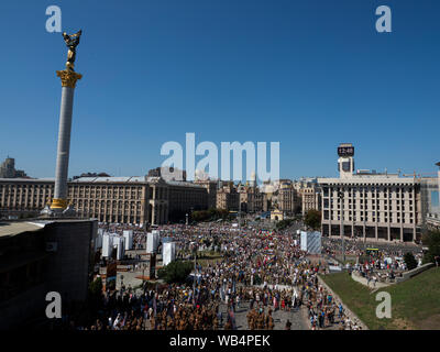 Decine di migliaia di ucraini è venuto a salutare i veterani del Maidan. Il marzo di difensori al ventottesimo anniversario del giorno dell'indipendenza dell'Ucraina ha avuto luogo a Kiev. Oltre 12 mila persone hanno preso parte ad esso: veterani, volontari e le famiglie di coloro che sono morti nella guerra contro l'aggressore russo in Ucraina orientale. Inoltre, più di 55.000 persone hanno partecipato alla celebrazione del Giorno di indipendenza nella capitale dell'Ucraina. Foto Stock