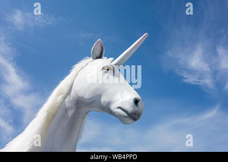 Unicorn magia animale da favole e simbolo del più pregiato di startup per affari. Misterioso cavallo con avvisatore acustico sul cielo blu sullo sfondo Foto Stock