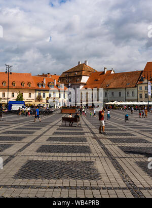 Sibiu, Romania - 2019. I turisti che vagano nella grande piazza di Sibiu (Piata Mare). Foto Stock