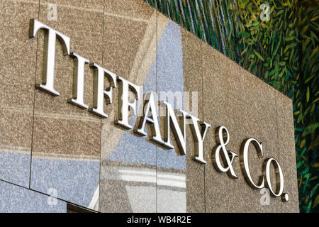 Agosto 20, 2019 Palo Alto / CA / STATI UNITI D'AMERICA - Close up di Tiffany & Co il logo presso il loro negozio situato nell'elegante Stanford Shopping Center, un shoppi all'aperto Foto Stock