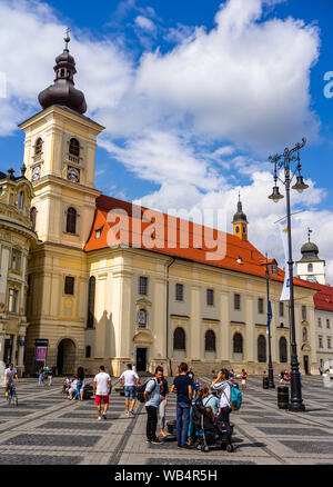 Sibiu, Romania - 2019. I turisti che vagano nella grande piazza di Sibiu (Piata Mare). Foto Stock