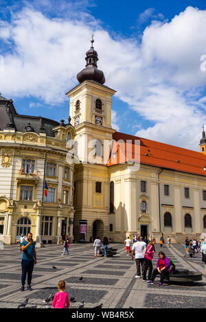 Sibiu, Romania - 2019. I turisti che vagano nella grande piazza di Sibiu (Piata Mare). Foto Stock