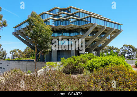 Geisel Library è il principale edificio della biblioteca dell'Università della California di San Diego la libreria. È così chiamato in onore di Audrey e Theodor Seuss Geisel. Stati Uniti d'America. 08.21.2019 Foto Stock