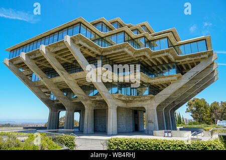 Geisel Library è il principale edificio della biblioteca dell'Università della California di San Diego la libreria. È così chiamato in onore di Audrey e Theodor Seuss Geisel. Stati Uniti d'America. 08.21.2019 Foto Stock