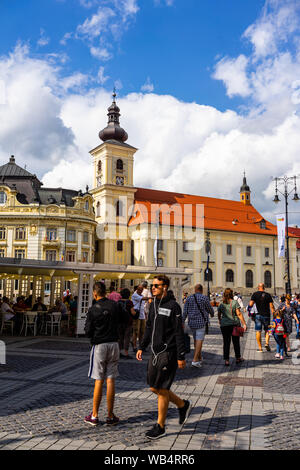 Sibiu, Romania - 2019. I turisti che vagano nella grande piazza di Sibiu (Piata Mare). Foto Stock