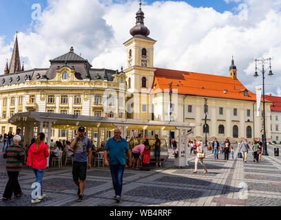 Sibiu, Romania - 2019. I turisti che vagano nella grande piazza di Sibiu (Piata Mare). Foto Stock