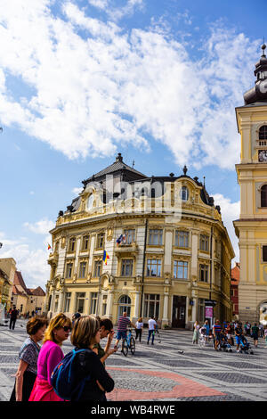 Sibiu, Romania - 2019. I turisti che vagano nella grande piazza di Sibiu (Piata Mare). Foto Stock