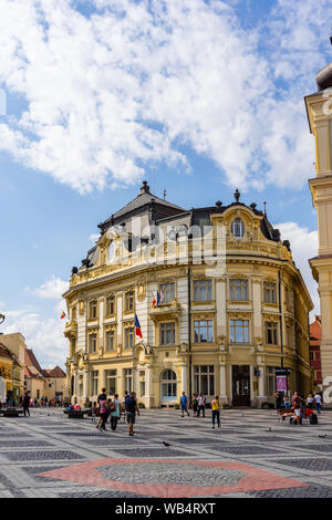 Sibiu, Romania - 2019. I turisti che vagano nella grande piazza di Sibiu (Piata Mare). Foto Stock