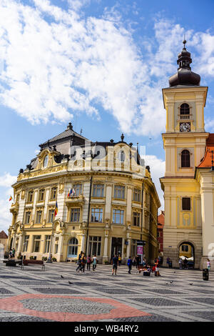 Sibiu, Romania - 2019. I turisti che vagano nella grande piazza di Sibiu (Piata Mare). Foto Stock