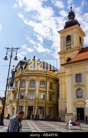 Sibiu, Romania - 2019. I turisti che vagano nella grande piazza di Sibiu (Piata Mare). Foto Stock
