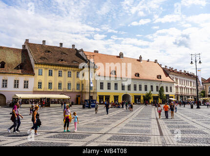 Sibiu, Romania - 2019. I turisti che vagano nella grande piazza di Sibiu (Piata Mare). Foto Stock