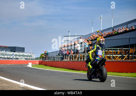 Towcester, Northamptonshire, Regno Unito. 24 Ago, 2019. Valentino Rossi (ITA) e Monster Energy Yamaha durante il 2019 GoPro British Grand Prix Moto GP sul circuito di Silverstone. Credito: Gergo Toth/Alamy Live News Foto Stock