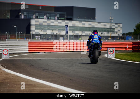 Towcester, Northamptonshire, Regno Unito. 24 Ago, 2019. Fabio Quartararo (FRA) e Petronas Yamaha SRT durante il 2019 GoPro British Grand Prix Moto GP sul circuito di Silverstone. Credito: Gergo Toth/Alamy Live News Foto Stock