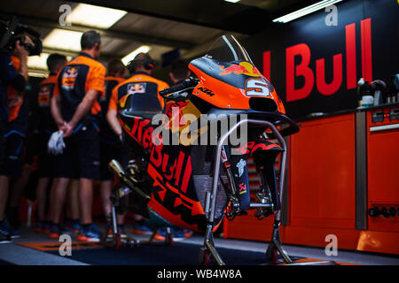 Towcester, Northamptonshire, Regno Unito. 24 Ago, 2019. Pol Espargaro (SPA) e Red Bull KTM Factory Racing durante il 2019 GoPro British Grand Prix Moto GP sul circuito di Silverstone. Credito: Gergo Toth/Alamy Live News Foto Stock