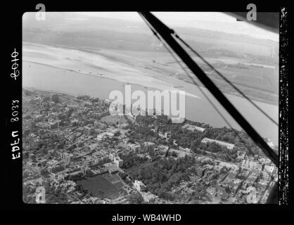 L'Egitto. Tebe al confine meridionale dell'Egitto. Vista aerea. Edfu. Mostra la nuova città, Nilo, e per i campi al di là, sezione meridionale Abstract/medio: G. Eric e Edith Matson Collezione fotografica Foto Stock