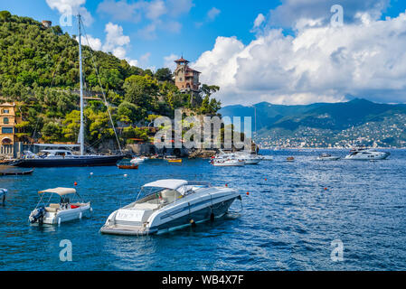Portofino, Italia - 15 agosto 2019: yacht di lusso permanente ancora nella baia. Foto Stock