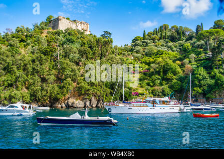 Portofino, Italia - 15 agosto 2019: yacht e barche permanente ancora nella baia. Foto Stock