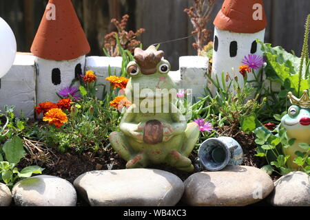 La principessa decorativo rana dal laghetto in giardino. Foto Stock