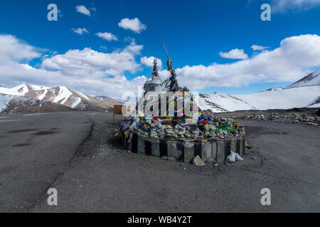 Taglanga passano in Leh Ladakh con pregando bandiera di sunny blue sky giorno Foto Stock