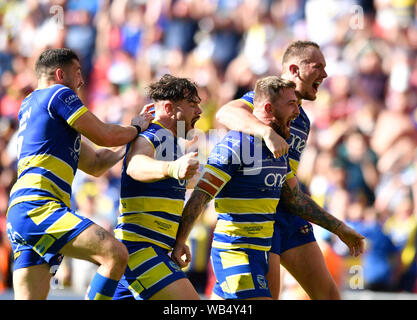 Londra, Regno Unito. 24 agosto 2019; lo stadio di Wembley a Londra, Inghilterra; Rugby Football League Coral Challenge Cup finale, Warrington lupi versus St Helens; Daryl Clark di Warrington lupi celebra con i suoi compagni di squadra dopo la sua prova rende il punteggio 4 - 16 in 73minuti - solo uso editoriale. Credit: Azione Plus immagini di sport/Alamy Live News Foto Stock