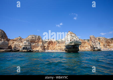 Le scogliere mozzafiato della costa in Algarve, Portogallo. Foto Stock