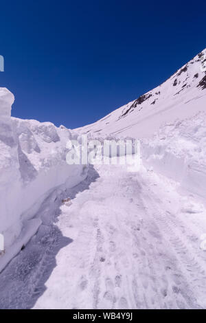 Baralacha Pass - coperta di neve strada in Ladakh - Foto Stock