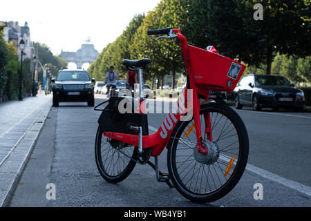 Uber Jump bicicletta su una strada a Bruxelles Foto Stock