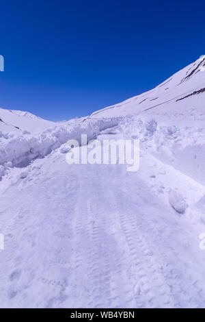 Baralacha Pass - coperta di neve strada in Ladakh - Foto Stock