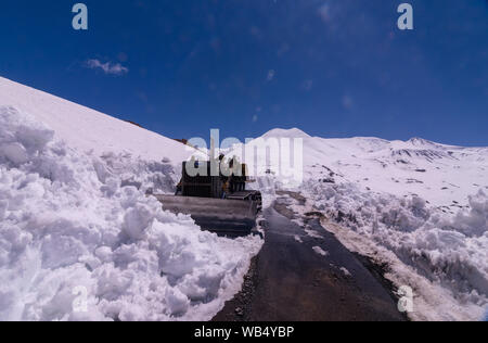 Baralacha Pass - coperta di neve strada in Ladakh - Foto Stock