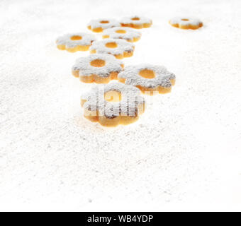 Biscotti italiani Canestrelli su sfondo bianco Foto Stock