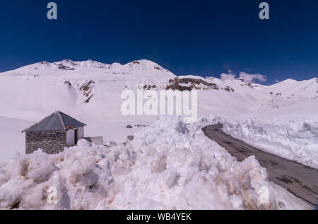 Baralacha Pass - coperta di neve strada in Ladakh - Foto Stock