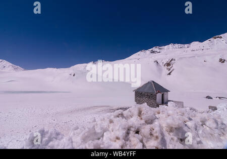 Baralacha Pass - coperta di neve strada in Ladakh - Foto Stock