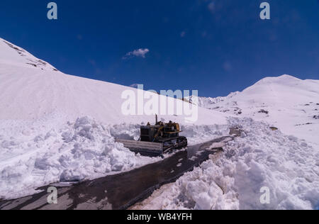 Baralacha Pass - coperta di neve strada in Ladakh - Foto Stock