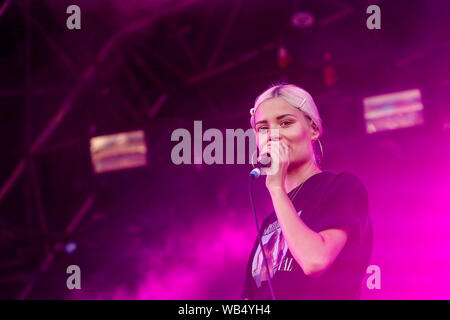 Nina Nesbitt compie durante il Big Feastival al Churchill Heath Farm in Kingham, Chipping Norton. Foto Stock