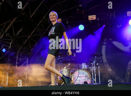 Nina Nesbitt compie durante il Big Feastival al Churchill Heath Farm in Kingham, Chipping Norton. Foto Stock