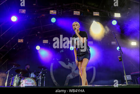 Nina Nesbitt compie durante il Big Feastival al Churchill Heath Farm in Kingham, Chipping Norton. Foto Stock