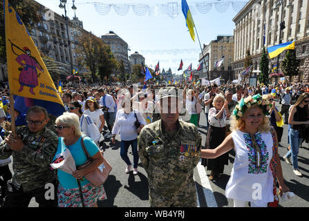 Conflitto Eastern-Ukrainian veterani e volontari partecipano durante il mese di marzo di difensori per contrassegnare il 28 anniversario dell'indipendenza dell'Ucraina giorno nel centro di Kiev.ucraini contrassegnare il 28 anniversario dell'indipendenza dell'Ucraina dall'Unione Sovietica a partire dal 1991. Foto Stock