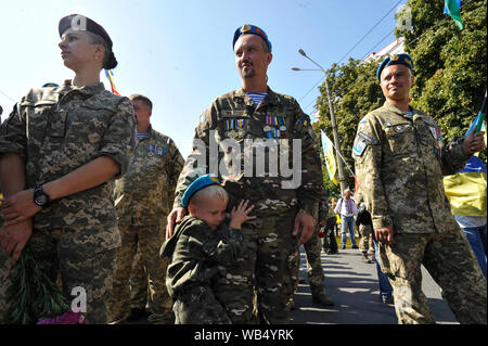 Conflitto Eastern-Ukrainian veterani prendere parte durante il mese di marzo di difensori per contrassegnare il 28 anniversario dell'indipendenza dell'Ucraina giorno nel centro di Kiev.ucraini contrassegnare il 28 anniversario dell'indipendenza dell'Ucraina dall'Unione Sovietica a partire dal 1991. Foto Stock