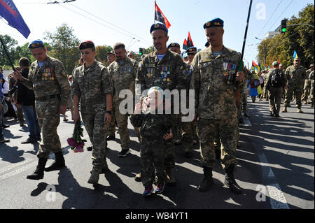 Conflitto Eastern-Ukrainian veterani prendere parte durante il mese di marzo di difensori per contrassegnare il 28 anniversario dell'indipendenza dell'Ucraina giorno nel centro di Kiev.ucraini contrassegnare il 28 anniversario dell'indipendenza dell'Ucraina dall'Unione Sovietica a partire dal 1991. Foto Stock