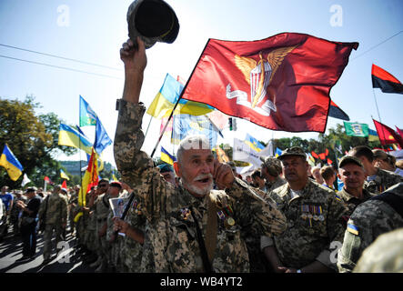 Conflitto Eastern-Ukrainian veterani prendere parte durante il mese di marzo di difensori per contrassegnare il 28 anniversario dell'indipendenza dell'Ucraina giorno nel centro di Kiev.ucraini contrassegnare il 28 anniversario dell'indipendenza dell'Ucraina dall'Unione Sovietica a partire dal 1991. Foto Stock