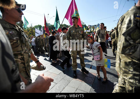 Conflitto Eastern-Ukrainian veterani prendere parte durante il mese di marzo di difensori per contrassegnare il 28 anniversario dell'indipendenza dell'Ucraina giorno nel centro di Kiev.ucraini contrassegnare il 28 anniversario dell'indipendenza dell'Ucraina dall'Unione Sovietica a partire dal 1991. Foto Stock